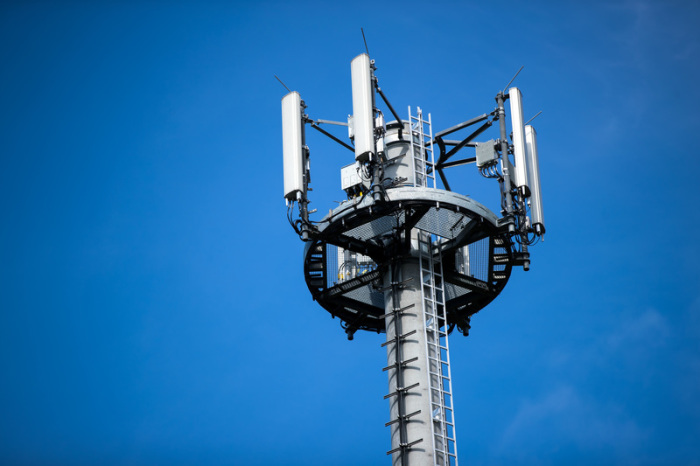 Ein Mast mit verschiedenen Antennen von Mobilfunkanbietern. Foto: Jens Büttner/Zb/dpa