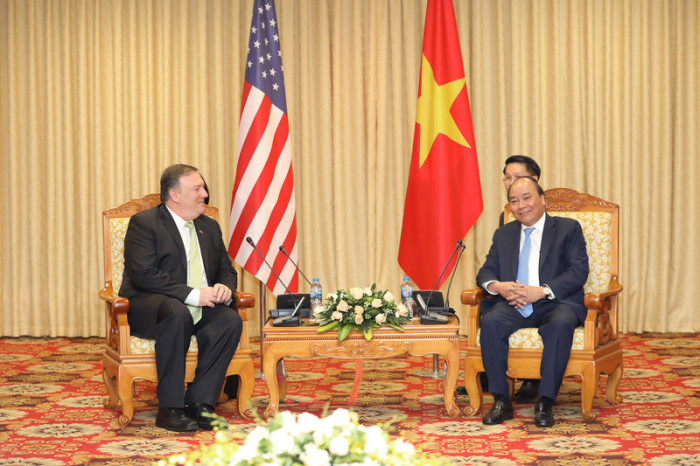 US-Außenminister Mike Pompeo (l.) auf dem Treffen mit dem vietnamesischen Premierminister Nguyen Xuan Phuc (r.). Foto: epa/Luong Thai Linh