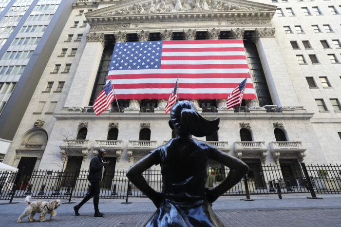 An der Vorderseite der New Yorker Börse hängt eine US-Flagge. Die US-Aktien schlossen am Dienstag deutlich höher, wobei der Dow Jones um mehr als 11 Prozent zulegte. Foto: Wang Ying/Xinhua/dpa