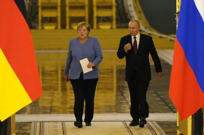 Deutschlands Bundeskanzlerin Angela Merkel (L) und Russlands Präsident Wladimir Putin (R) . Foto: epa/Alexander Zemlianichenko