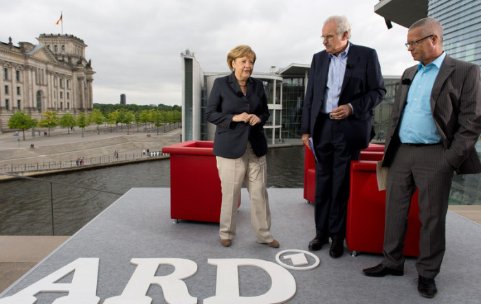 Bundeskanzlerin Angela Merkel (L) spricht mit den Journalisten Ulrich Deppendorf (C) und Rainald Becker (R) während des jährlichen Sommerinterviews der ARD in Berlin. Foto: epa/Soeren Stache