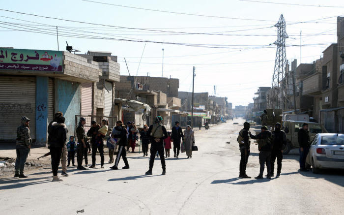 Syrische Demokratische Kräfte liefern sich nach dem Ausbruch aus einem Gefängnis in der Provinz Al-Hasaka weiterhin Gefechte mit Kämpfern des Islamischen Staates. Foto: epa/Ahmed Mardnli