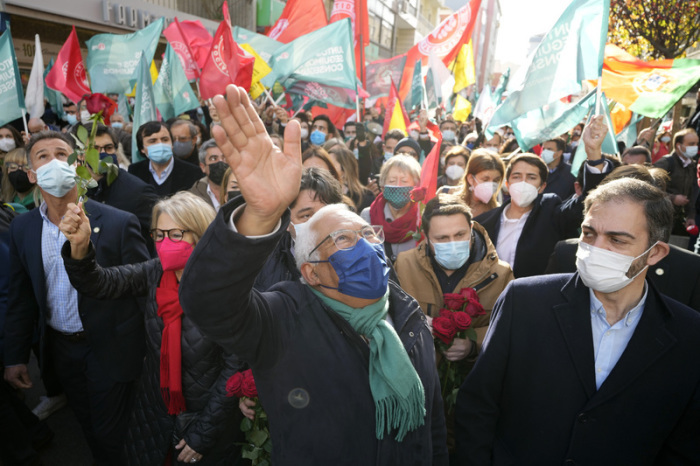 Antonio Costa, portugiesischer Regierungschef und Generalsekretär der Sozialistischen Partei (PS), winkt während einer Wahlkampfveranstaltung in einem Außenbezirk von Lissabon. Foto: Armando Franca