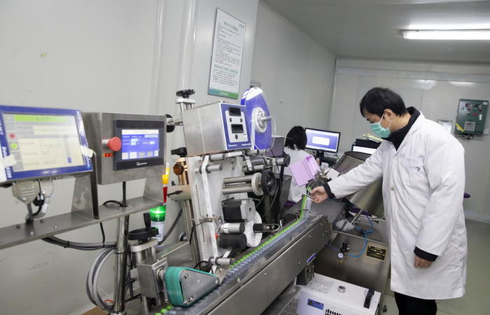 Produktionsarbeiter von Jiangsu Shuoshi Biotechnology Co. Ltd. in Taizhou City, Provinz Jiangsu.