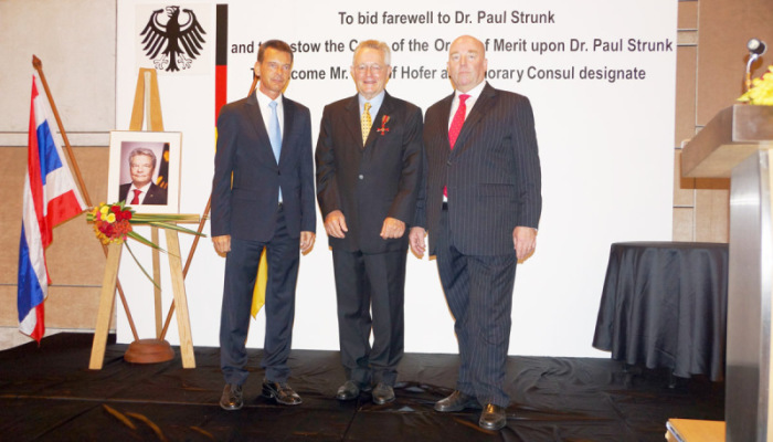 Botschafter Rolf Schulze (r.) verabschiedete Dr. Paul Strunk (M.) als Honorarkonsul in Pattaya und begrüßte Rudolf Hofer (l.) als seinen Nachfolger.