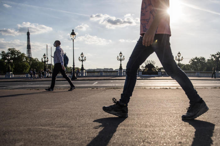 In Paris läuft ein Mann mit Gesichtsschutzmasken auf der Pont Alexandre III neben der Esplanade der Invaliden. Foto: epa/Mohammed Badra