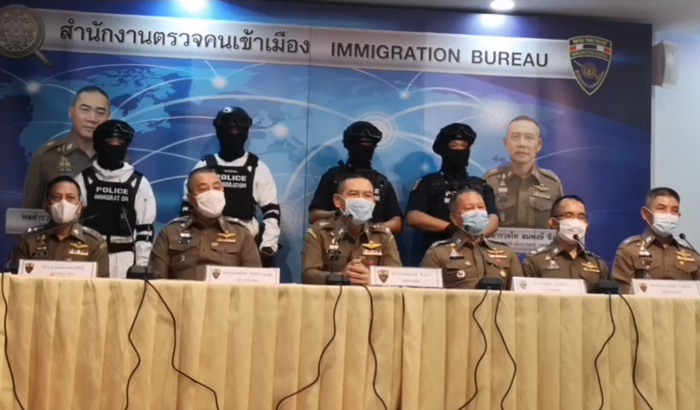 Pressekonferenz der Einwanderungsbehörde in Bangkok zu einem Fall von Menschenhandel. Foto: Screenshot