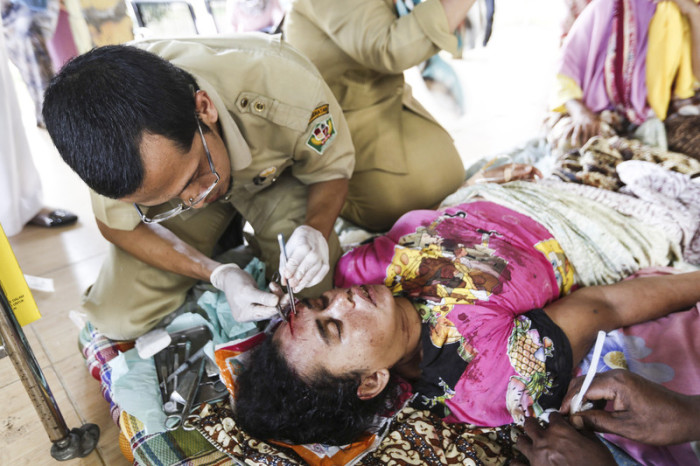 Ein Erdbebenopfer wird medizinisch betreut. Foto: epa/Hotli Simanjuntak