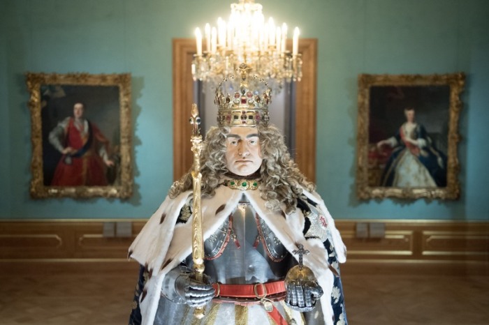 Eine Krönungsfigur Augusts II. von Polen im Krönungsornat von 1697 steht im Großen Bilderkabinett in den Königlichen Paraderäumen im Residenzschloss. Foto: Sebastian Kahnert/Dpa-zentralbild/dpa