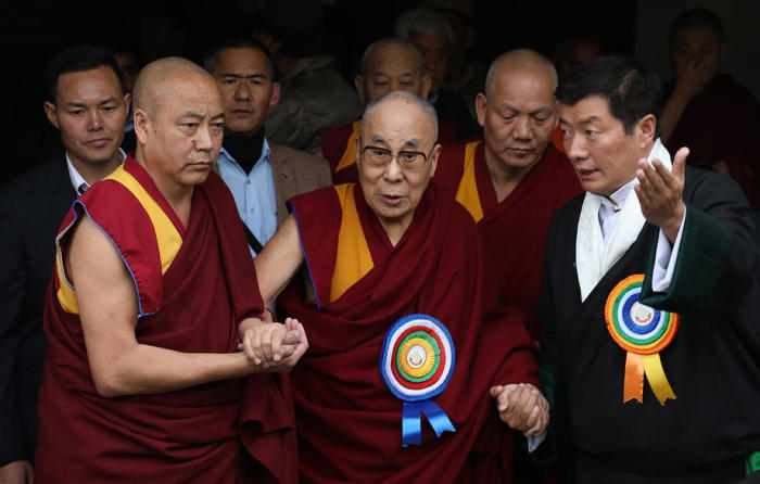 Der tibetische geistliche Führer Dalai Lama (C) bei einer Abschlusszeremonie. Archivfoto: epa/SANJAY BAID
