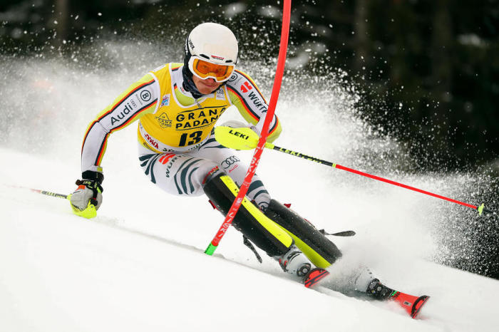 Der deutsche Linus Strasser fährt im ersten Lauf des Slaloms der Herren beim FIS Alpinen Skiweltcup in Alta Badia ein Tor frei. Foto: epa/Friedemann Vogel