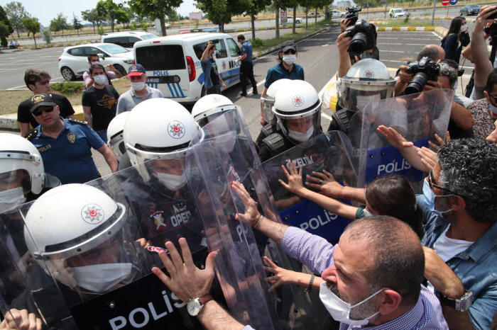 Die türkische Bereitschaftspolizei blockiert HDP-Befürworter während ihres Nachmarsches gegen die Verhaftung der prokurdischen Abgeordneten der HDP-Volksdemokratischen Volkspartei Leyla Guven und Musa Farisogullari in Istanbul. Foto: epa/Tolga Bozoglu