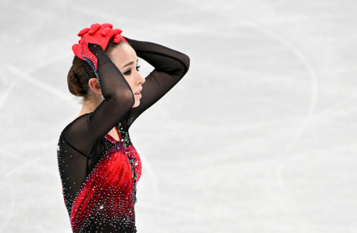 Teamwettbewerb im Hauptstadt-Hallenstadion. Kamila Wasiljewa vom Russischen Olympischen Komitee reagiert. Foto: Peter Kneffel/dpa