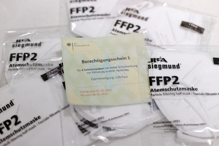 Verkauf von FFP2-Masken in einer Apotheke. Foto: epa/Friedemann Vogel