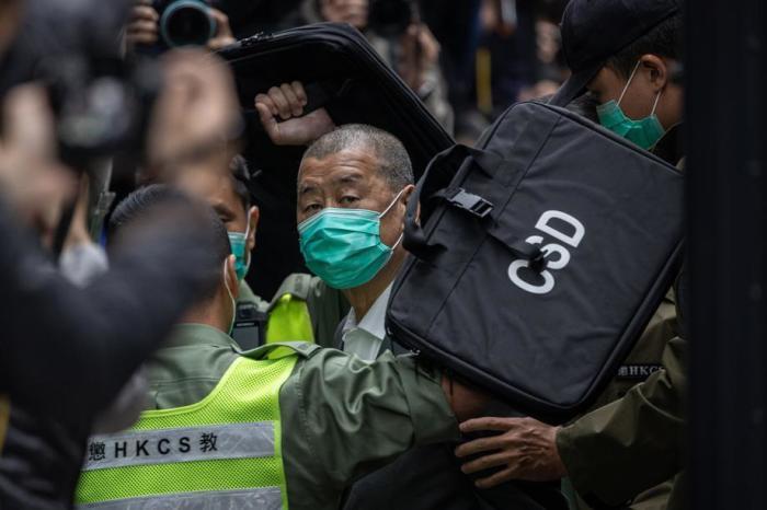 Medienunternehmer Jimmy Lai (C) wird aus einem Fahrzeug der Strafvollzugsbehörde in den Court of Final Appeal in Hongkong eskortiert. Foto: epa/Jerome Favre