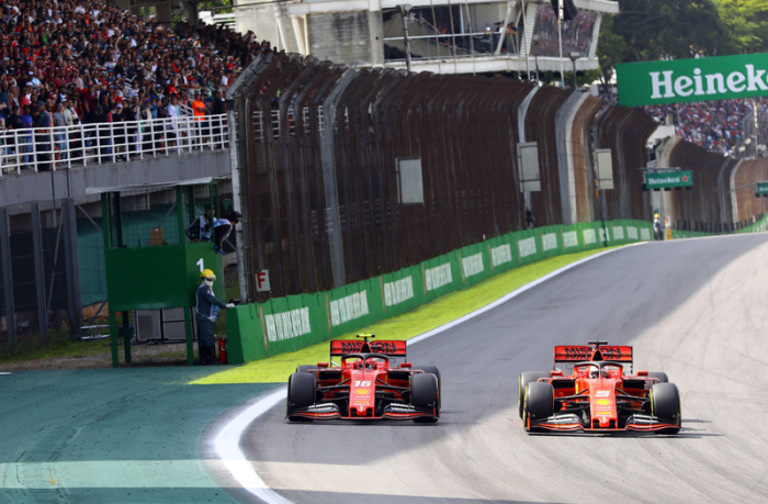 Die beiden Ferraripiloten Sebastian Vettel (r) und Charles Leclerc fahren nebeneinander her. Foto: Photo4/Lapresse/Lapresse via ZUMA Press/dpa