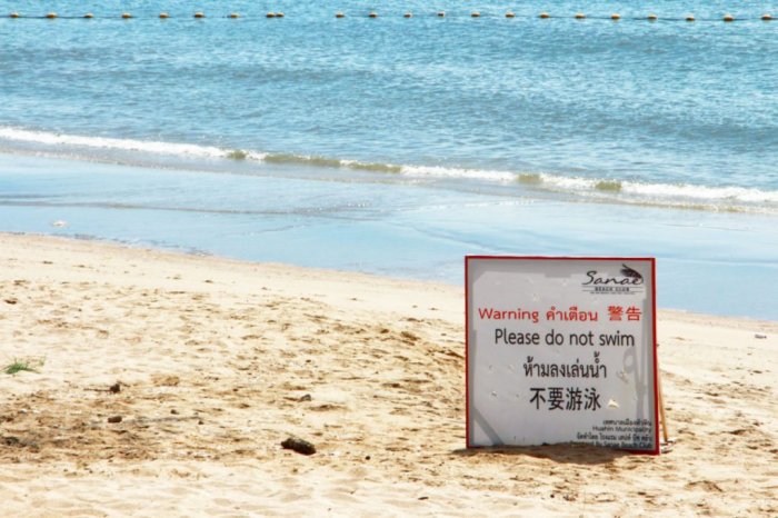 Schilder warnen vor einem Haiangriff am Sai Noi Beach in Hua Hin. Foto: Talk News