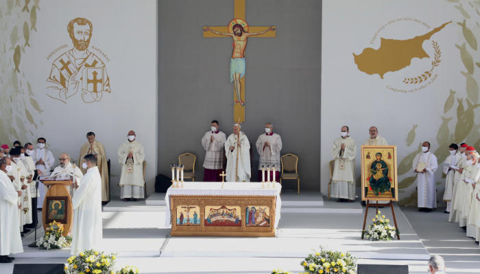 Papst Franziskus leitet eine Heilige Messe im GSP-Stadion in Nikosia. Foto: epa/Katia Christodoulou