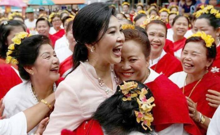 Bad in der Menge rotgewandeter Sympathisanten: Yingluck Shinawatra setzte wie ihr Bruder stets auf Emotionalität und war sich der Liebe ihrer Anhängerschaft bis zuletzt sicher.
