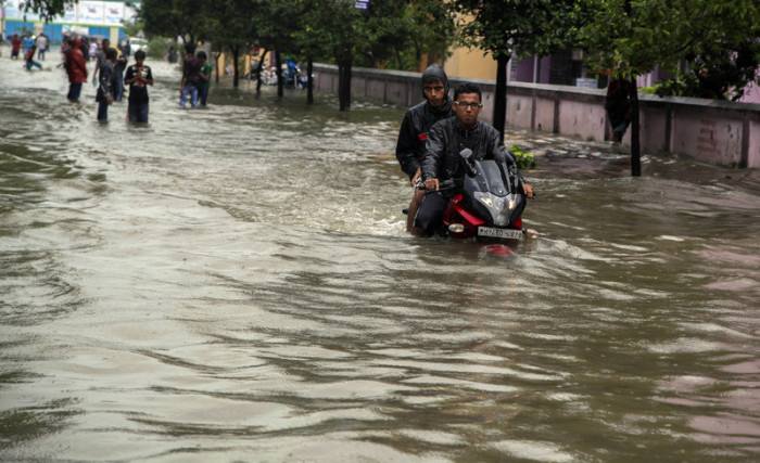 Die Metropole Mumbai war am Dienstag wegen Hochwassers praktisch lahmgelegt. Foto: epa/DIVYAKANT SOLANKI