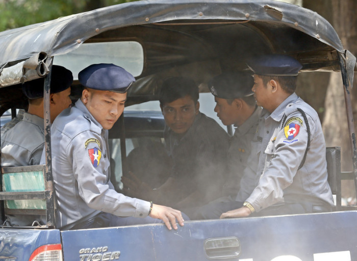 Kyaw Soe Oo wird von der Polizei abgeführt. Foto: epa/Nyein Chan Naing