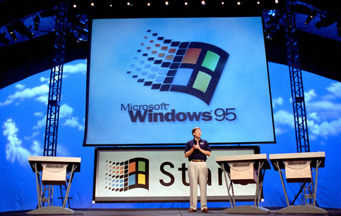 Microsoft-Gründer Bill Gates stellt in den USA das Betriebssystem Windows 95 dem Publikum vor. Bill Gates schwärmt auch 25 Jahre danach vom «Meilenstein in der Microsoft-Geschichte». Foto: DB/dpa