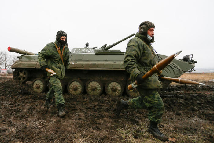 Pro-russische Kämpfer der selbsternannten Volksrepublik Donezk (DVR) operieren während einer Militärübung auf einem Schießplatz unweit der von ihnen kontrollierten Stadt Gorliwka in der Ukraine. Foto: epa/Dave Mustaine