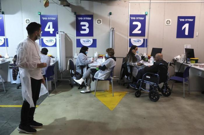 Israelis erhalten COVID-19-Impfstoff auf dem Parkplatz eines Einkaufszentrums während einer nationalen Abriegelung in Givatayim bei Tel Aviv. Foto: epa/Abir Sultan