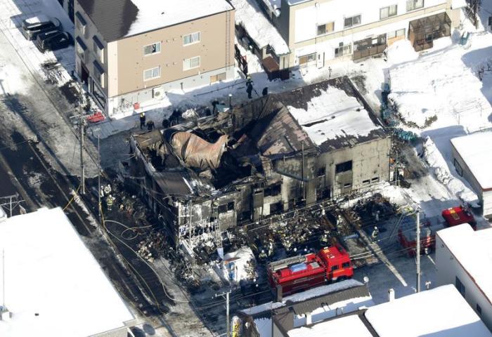 01.02.2018, Japan, Sapporo: Durch ein Feuer zerstört ist ein Appartementgebäude, in dem vor allem ältere Menschen gewohnt haben, die von Unterstützung lebten. Foto: dpa/