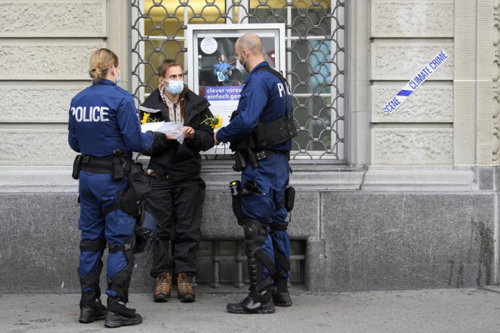 Zwei Polizisten kontrollieren in Bern. Foto: epa/Anthony Anhang