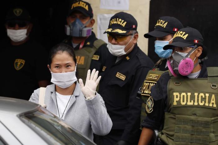 Keiko Fujimori bei der Verabschiedung aus dem Gefängnis Santa Monica in Lima. Archivfoto: epa/Paolo Aguilar