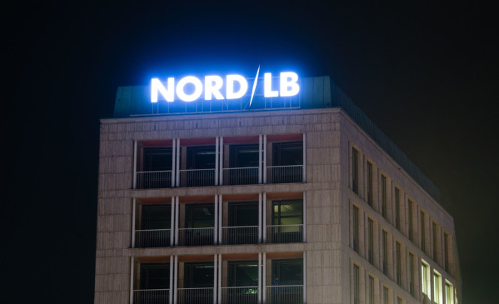 Ein Schriftzug leuchtet auf einem Gebäude der Norddeutschen Landesbank (NordLB). Foto: Julian Stratenschulte/Dpa