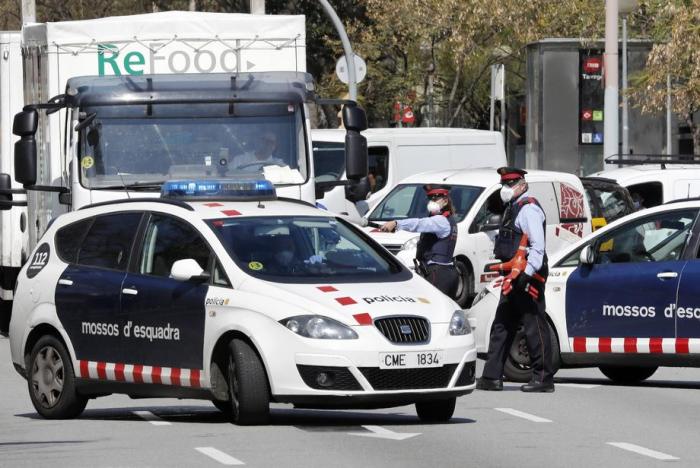 Die örtliche katalanische Polizei hält Fahrer an einer Kontrolle in Barcelona an. Foto: epa/Andreu Dalmau