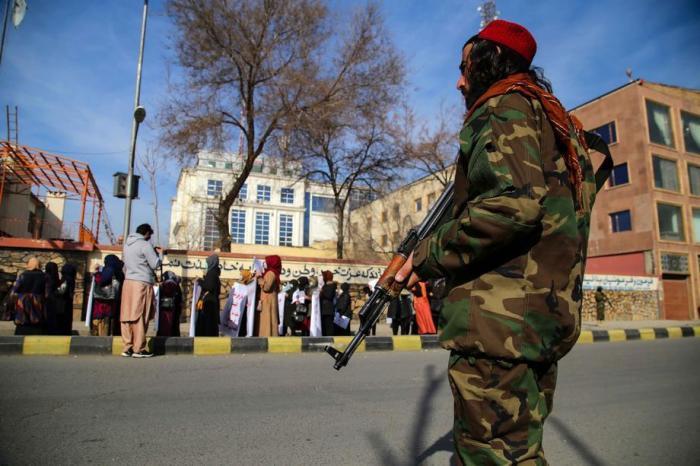 In Kabul stehen Taliban Wache. Foto: epa/Stringer