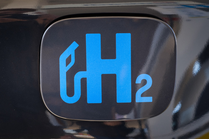 «H2» steht bei der Eröffnung einer Wasserstofftankstelle im Stadtgebiet Hannover auf einer Tankklappe. Foto: Ole Spata/Dpa