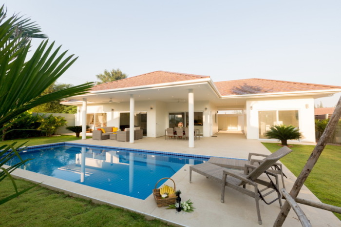 Eine Poolvilla in den Tropen ist der Traum vieler Ruheständler. Palm Avenue 2 ist das neueste Projekt von Rosse Immobilien und bietet alle Zutaten für einen stilvollen Lebensabend. Foto: Rosse Immobilien