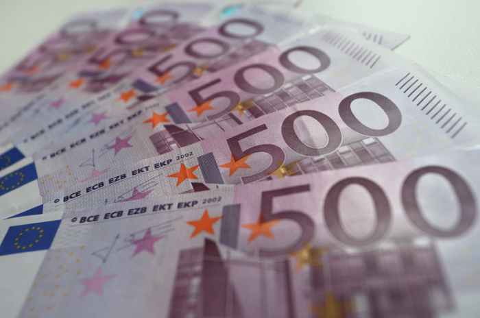 Mehrere 500-Euro-Scheine liegen auf einem Tisch.  Foto: Karl-Josef Hildenbrand/Dpa