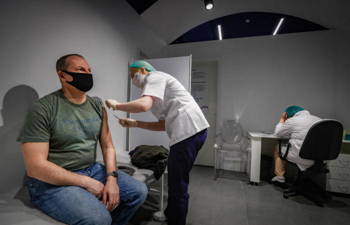 In Russland beginnt die Massenimpfung gegen COVID-19. Foto: epa/Yuri Kochetkov