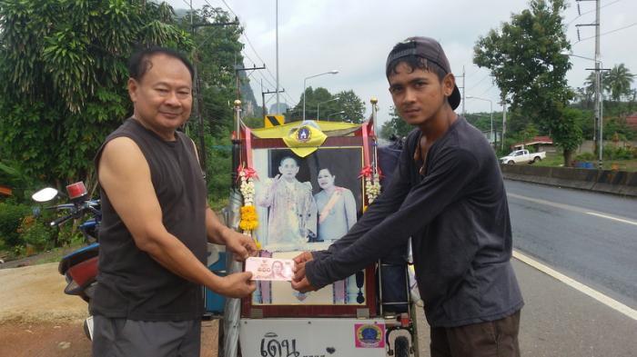 Zu Ehren Seiner Majestät wandert Chuthipong Saetan (r.) durch alle 76 Provinzen des Landes. Foto: Phuket Gazette