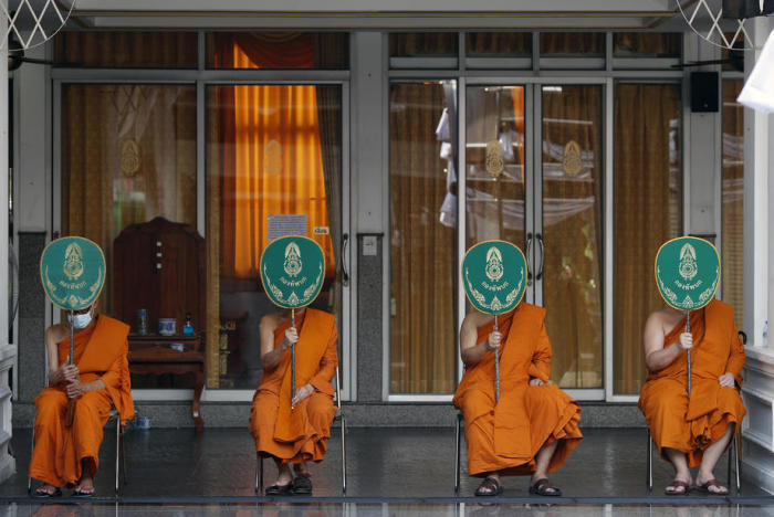 Beerdigungszeremonie für Covid-19-Opfer in einem buddhistischen Tempel in Bangkok. Foto: epa/Rungroj Yongrit