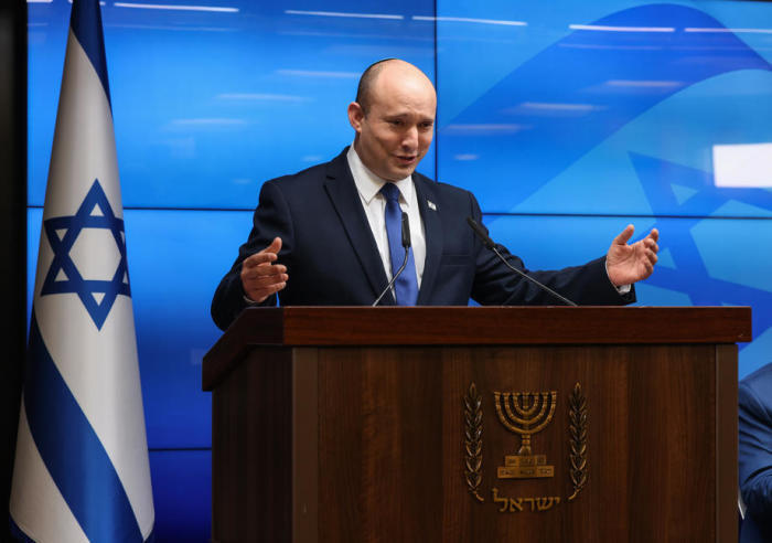 Israelischer Premierminister Naftali Bennett spricht während einer Pressekonferenz zum Thema Wirtschaft in Jerusalem. Foto: epa/Menahem Kahana