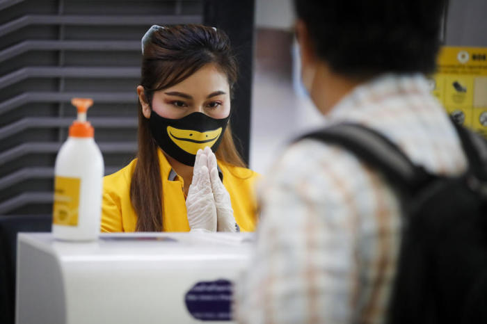 Ein Fluggast wird am Check-in-Schalter von Nok Air auf dem Flughafen Don Mueang in Bangkok begrüßt. Foto: epa/Diego Azubel