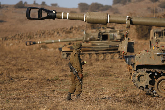 Israelische Panzer und gepanzerte Mannschaftstransportwagen (APC) während eines militärischen Übungsgeländes an der israelisch-syrischen Grenze auf den Golanhöhen. Foto: epa/Atef Safadi