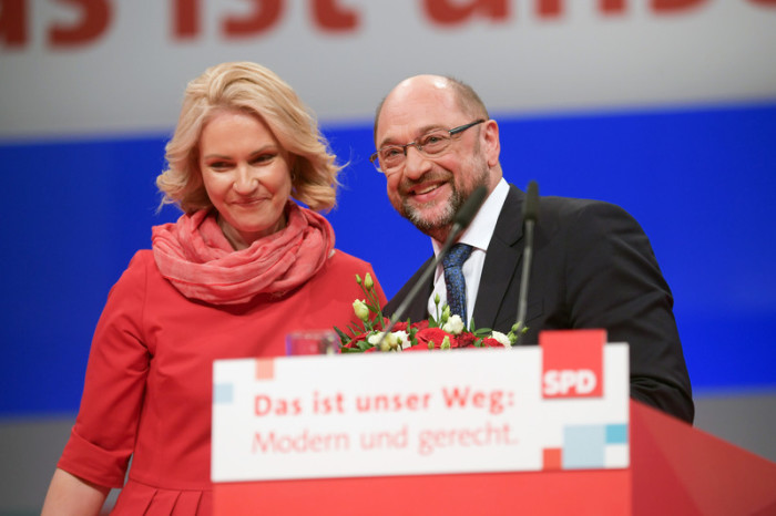 Manuela Schwesig und Martin Schulz auf dem SPD-Parteitag am 07. Dezember 2017 in Berlin. Foto: epa/Clemens Bilan