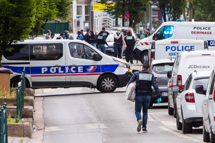 Französische Polizeibeamte stehen an einer Sicherheitszone in Colombes in der Nähe von Paris. Foto: epa/Christophe Petit Tesson