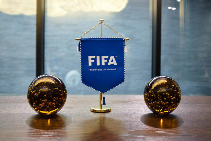 Ein Blick auf das FIFA-Logo auf einem Wimpel am FIFA-Sitz in Zürich. Foto: epa/Manuel Lopez