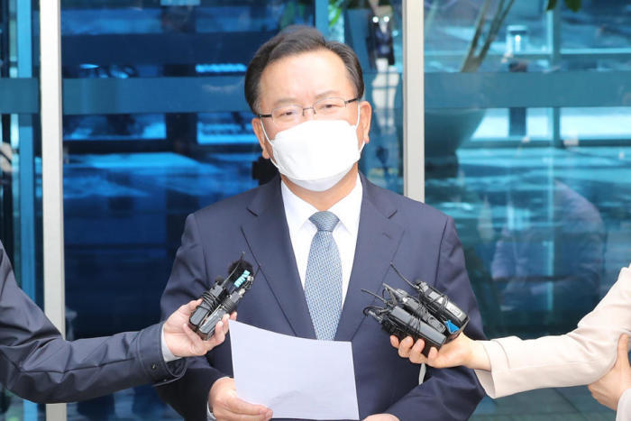 Der designierte Premierminister Kim Boo-kyum spricht zu Reportern, nachdem er in einem provisorischen Büro in Seoul angekommen ist. Foto: epa/Yonhap