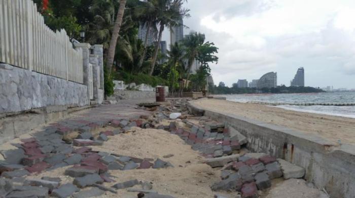 Alle Jahre wieder: Erneut präsentiert sich die erst im vergangenen Jahr reparierte Strandpromenade am Wongamat Beach als Trümmerhaufen. Foto: bj
