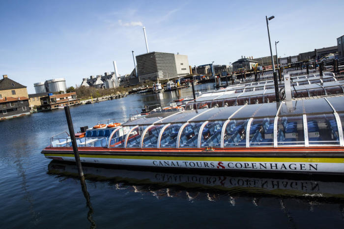 Die Boote der Sightseeing-Unternehmen liegen am Kai im Kopenhagener Hafen. Foto: epa/ Ólafur Steinar Gestsson
