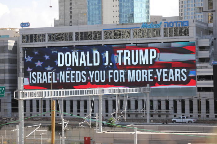 Eine große Plakatwand zur Unterstützung von US-Präsident Donald Trump in Tel Aviv. Foto: epa/Abir Sultan